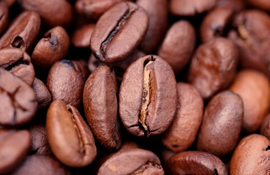 Cafeaua decofeinizata contine cofeina